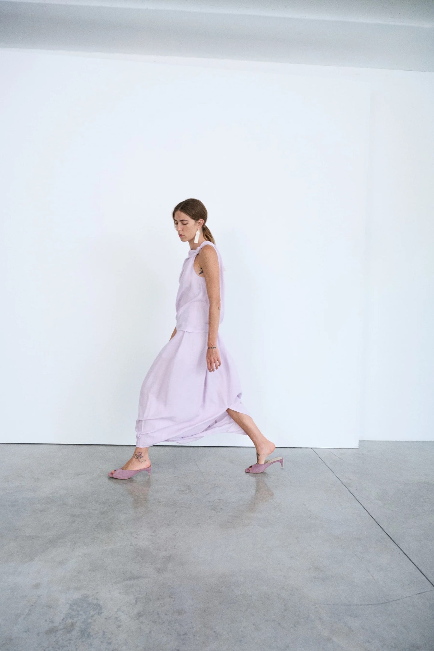 Gonna maxi con pieghe in lino-viscosa colore lilla e spacco sul retro