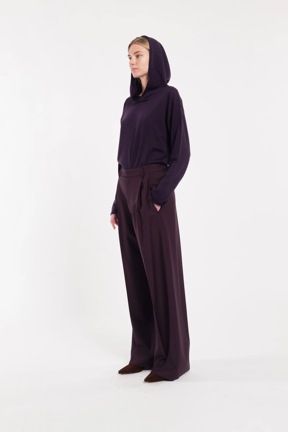 Pantaloni a gamba dritta viola scuro con pinces in lana tecnica