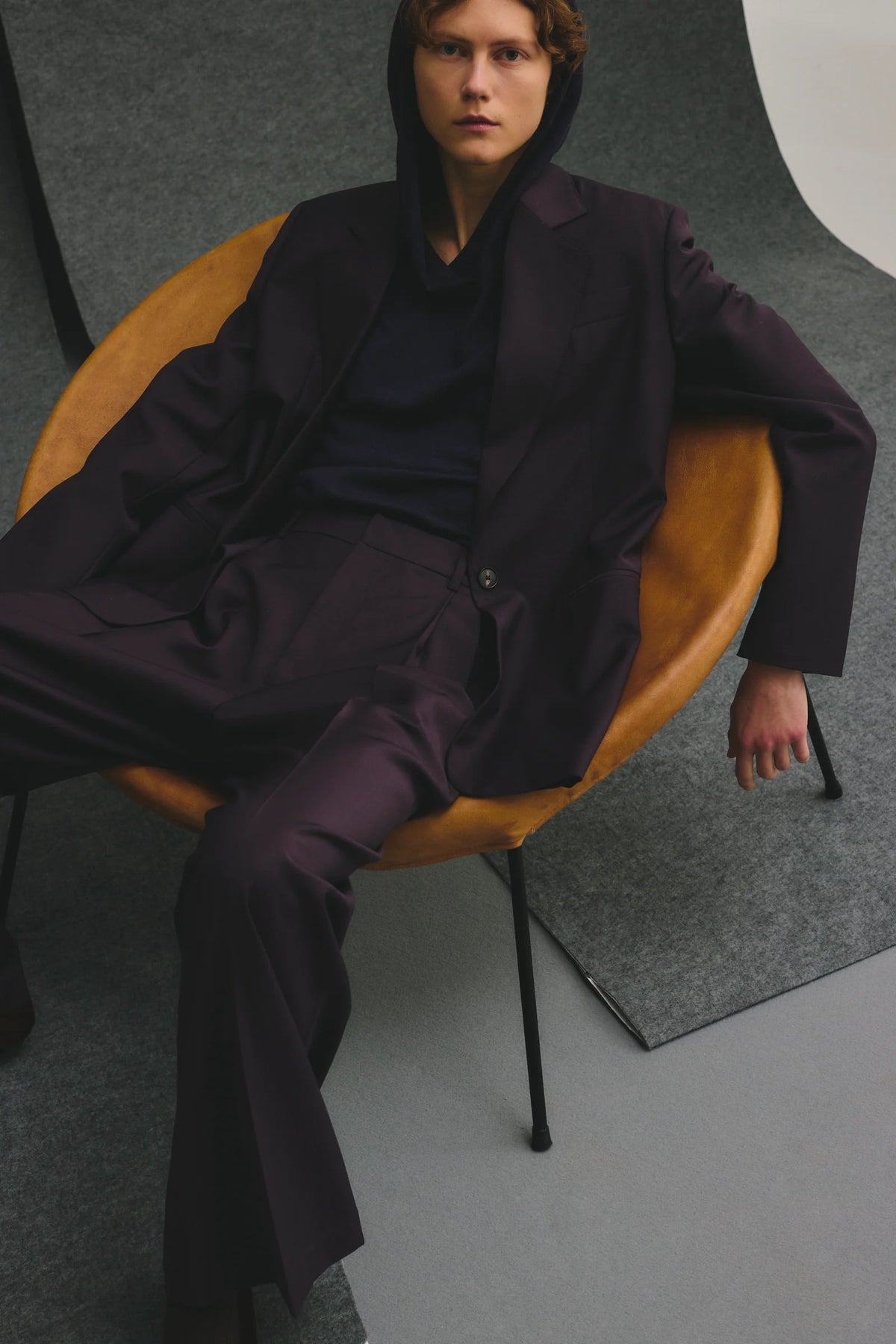 Pantaloni a gamba dritta viola scuro con pinces in lana tecnica