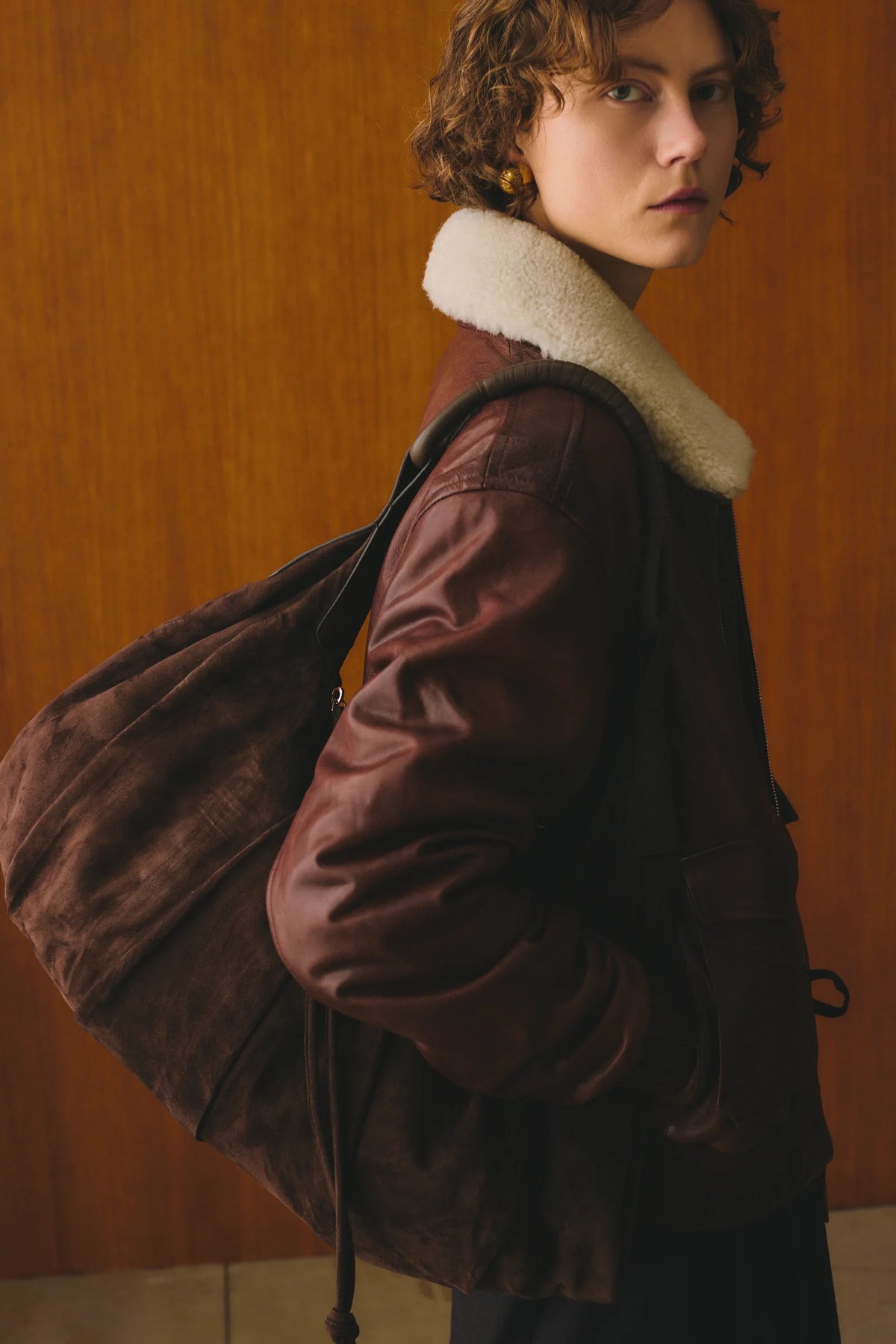 Shopper grande in suede marrone con manico in pelle