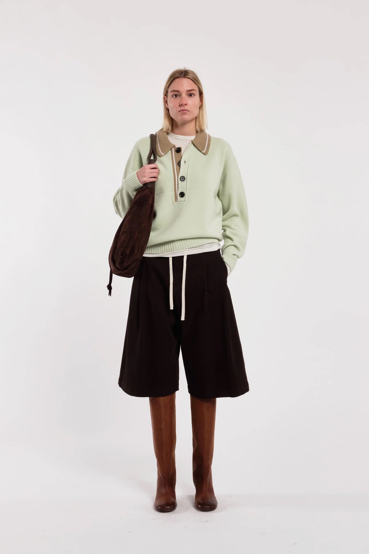 Maglia polo a maniche lunghe in lana colore verde menta con colletto e bottoni beige a contrasto