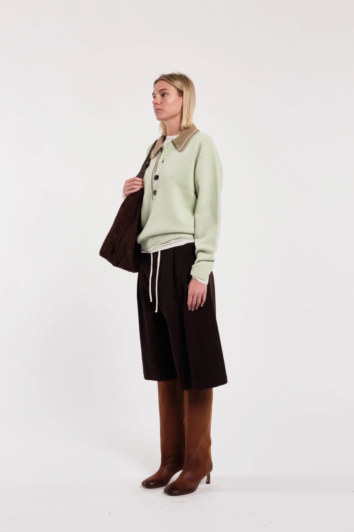 Maglia polo a maniche lunghe in lana colore verde menta con colletto e bottoni beige a contrasto
