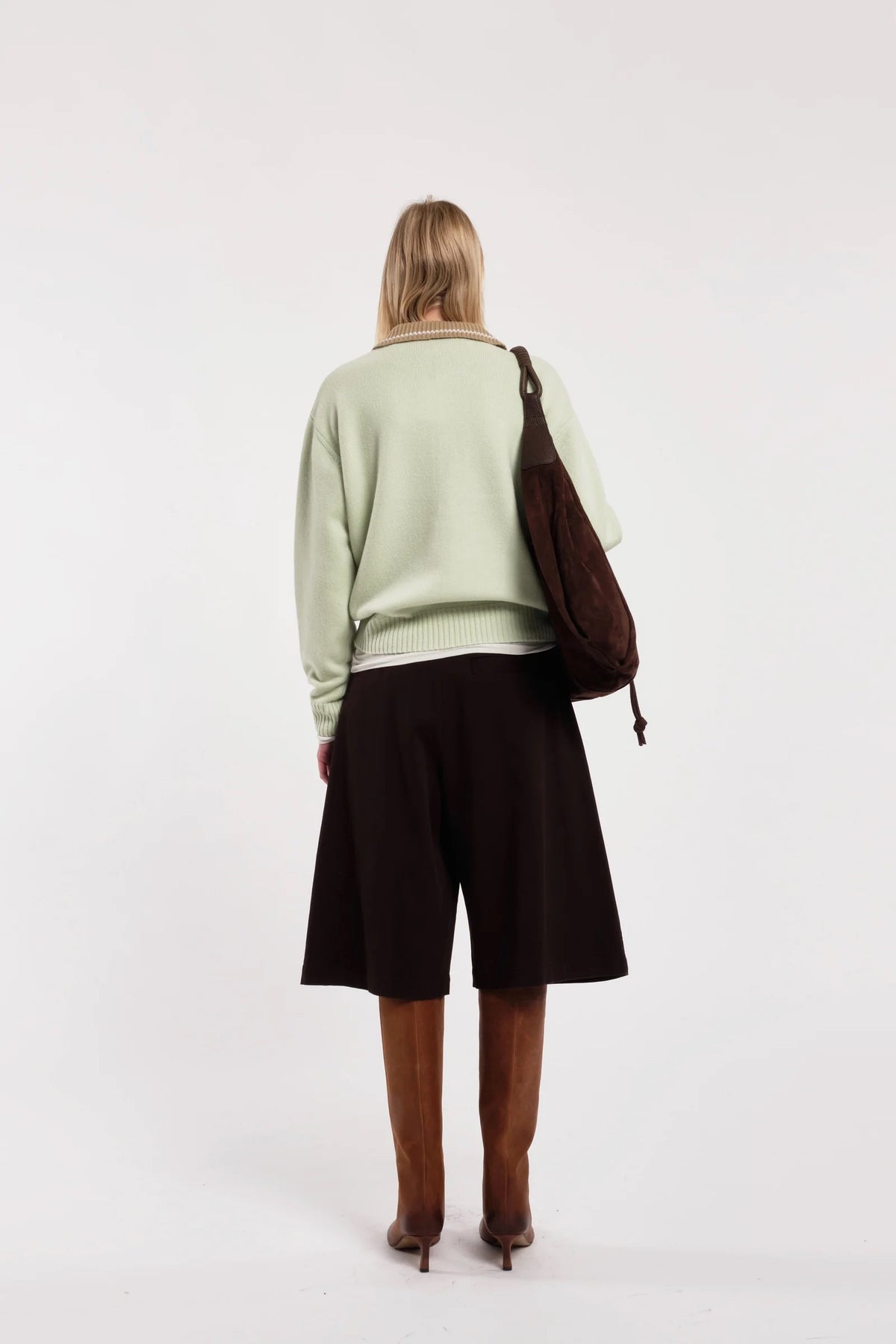 Maglia polo a maniche lunghe in lana colore verde menta con colletto e bottoni beige a contrasto