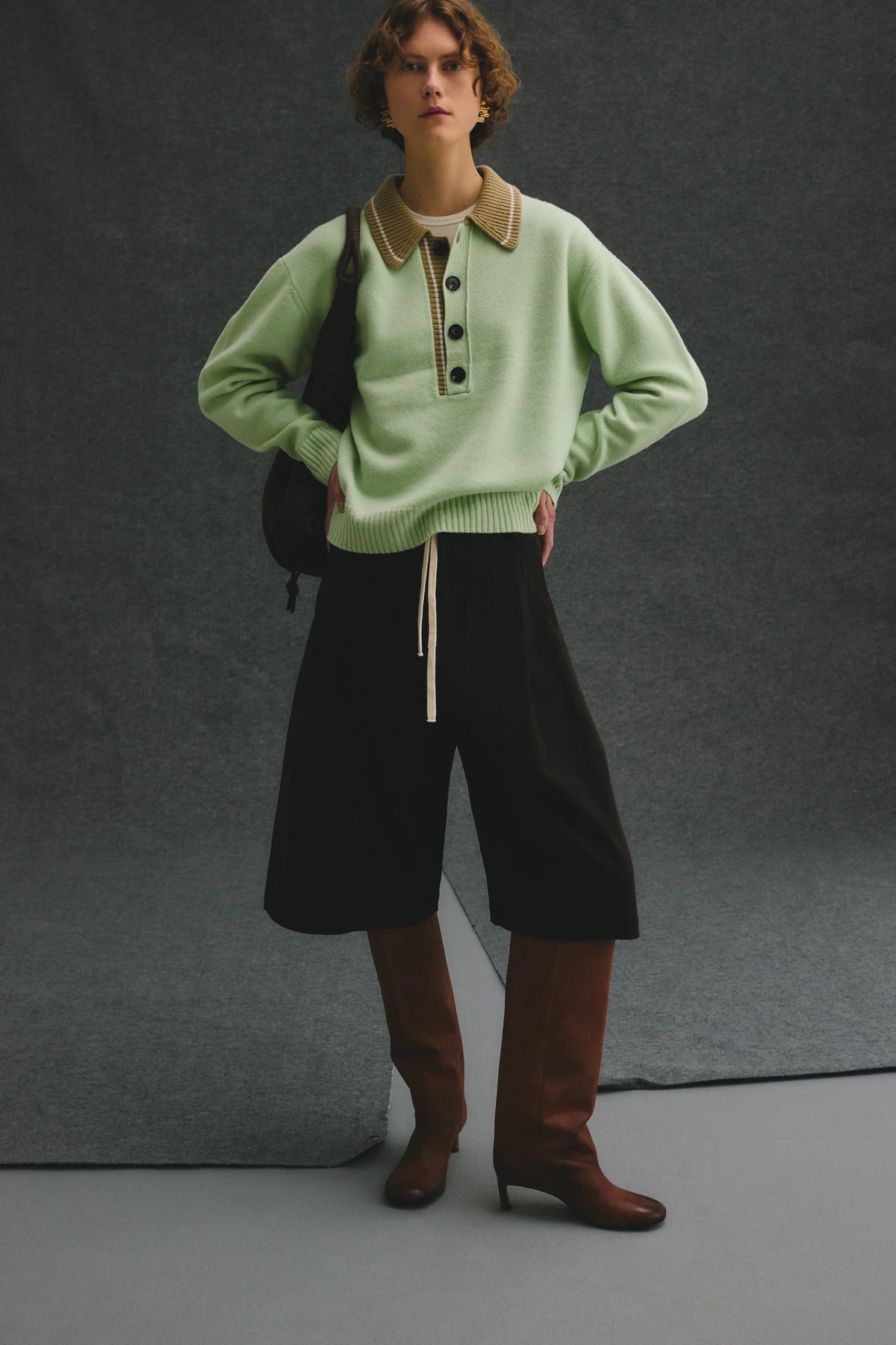 Maglia polo a maniche lunghe in lana colore verde menta con colletto e bottoni beige a contrasto