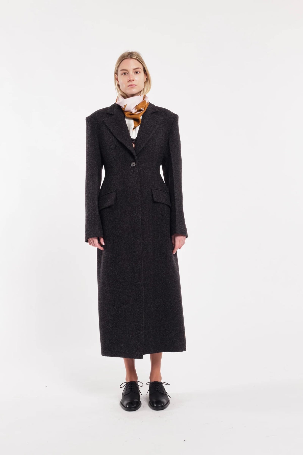 Cappotto lungo monopetto in tweed spinato con vita sartoriale colore grigio antracite