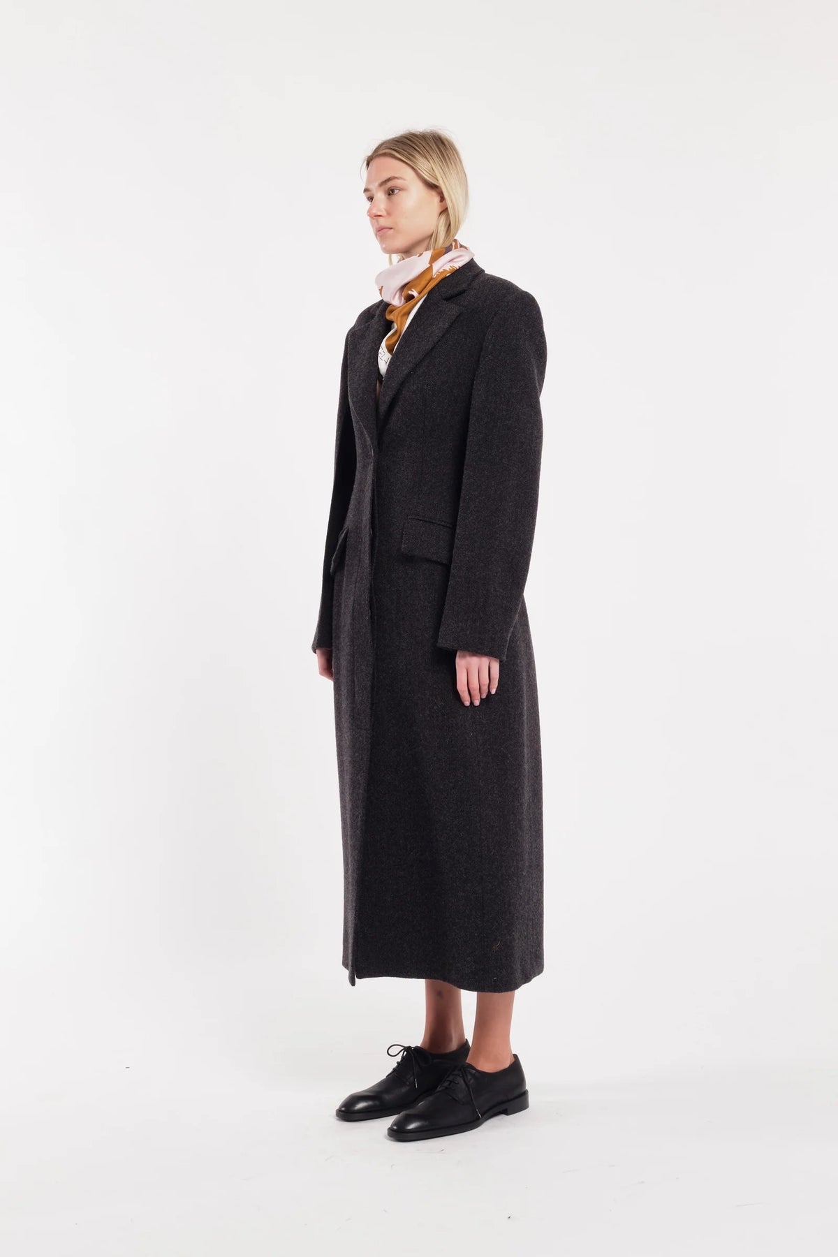 Cappotto lungo monopetto in tweed spinato con vita sartoriale colore grigio antracite
