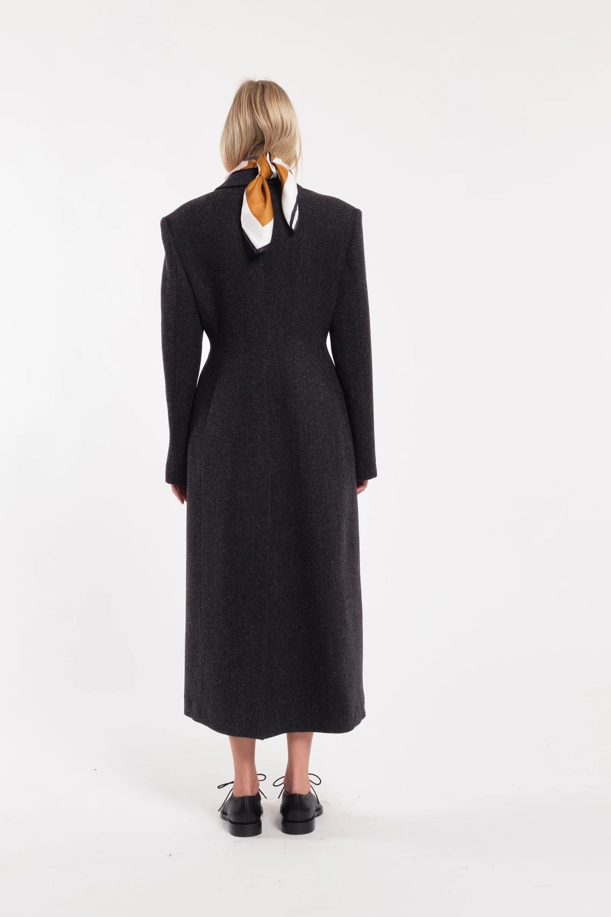 Cappotto lungo monopetto in tweed spinato con vita sartoriale colore grigio antracite