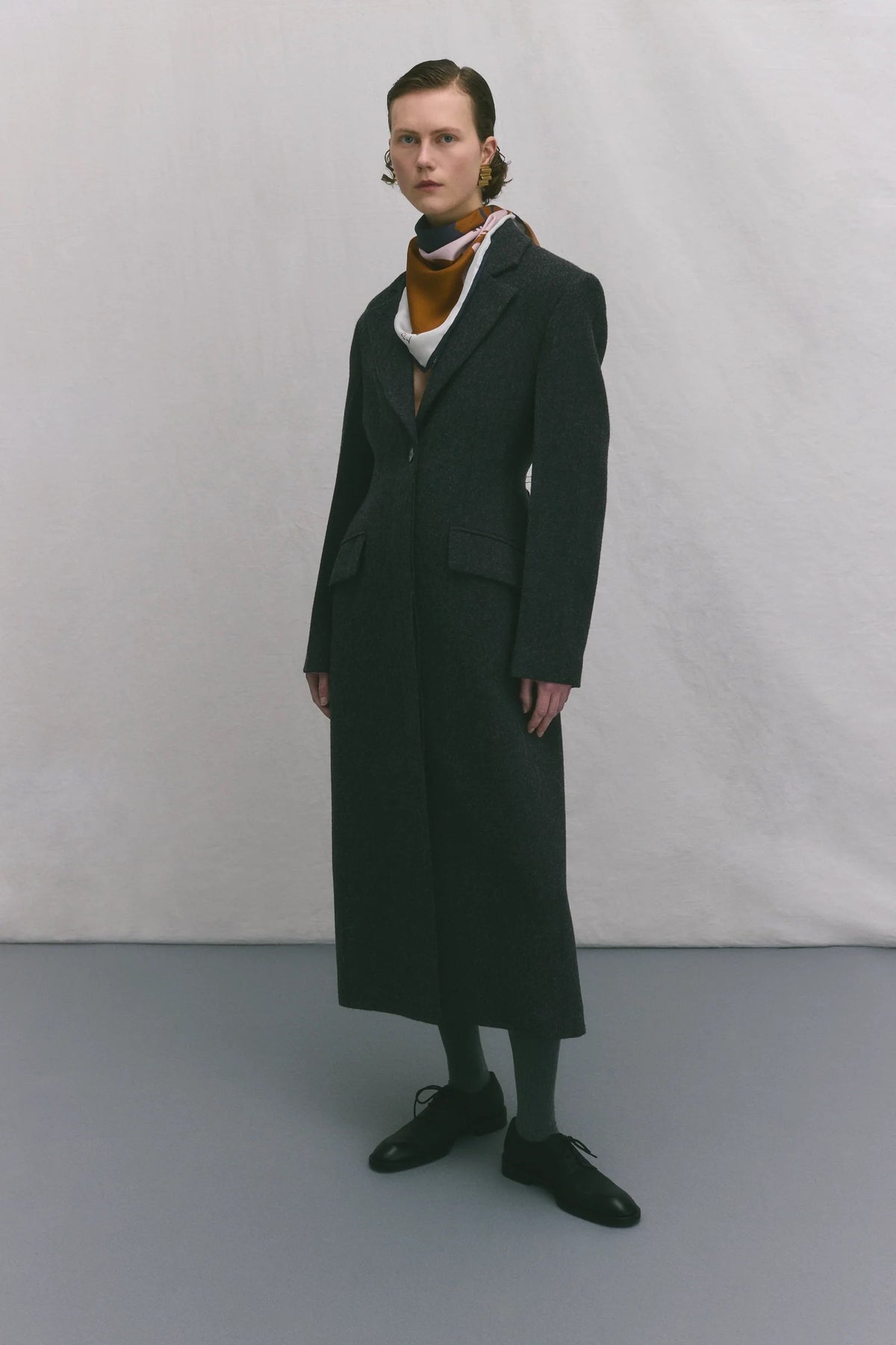 Cappotto lungo monopetto in tweed spinato con vita sartoriale colore grigio antracite