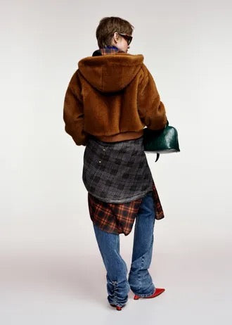 Abito chemisier oversize a quadri arancioni, neri e marroni con maniche da annodare in vita.