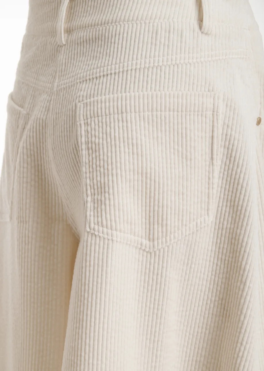 Bermuda a gamba larga in velluto a coste color bianco off-white